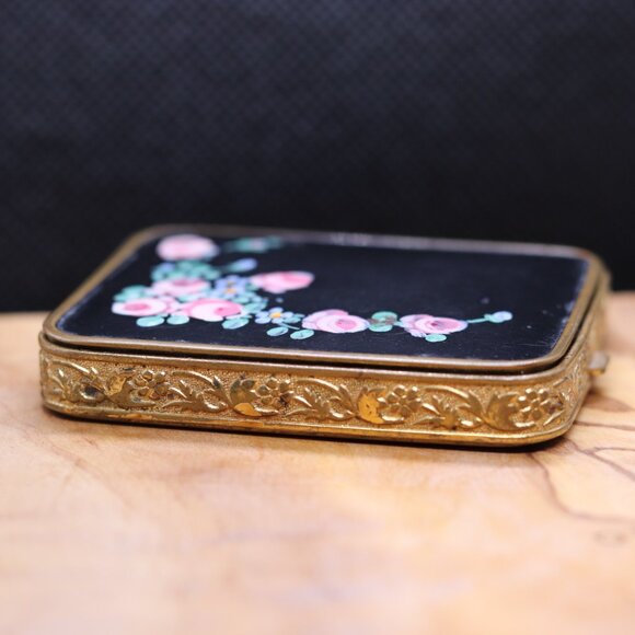 Rare Vintage Foster Black Enamel Compact with Pink Roses & Gold-Tone Etched Edge - Picture 6 of 13
